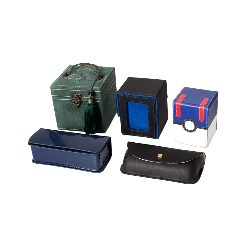 How does a card storage box prevent friction and damage between items through detailed design?