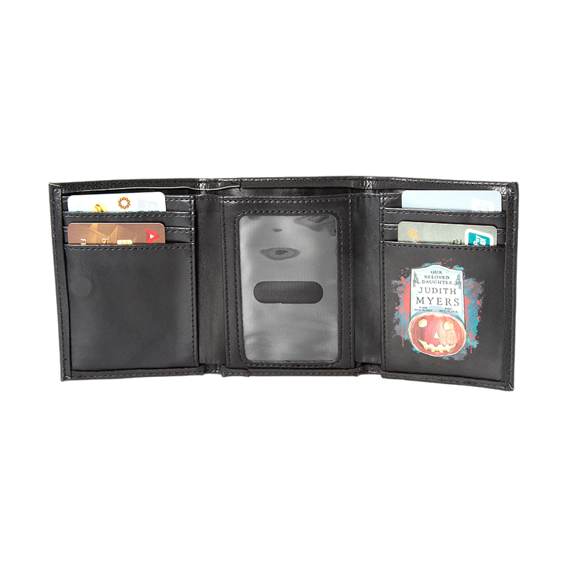 How does a three-fold wallet achieve a balance between storage capacity and ease of access for cards, banknotes, and coins through its internal compartment design?